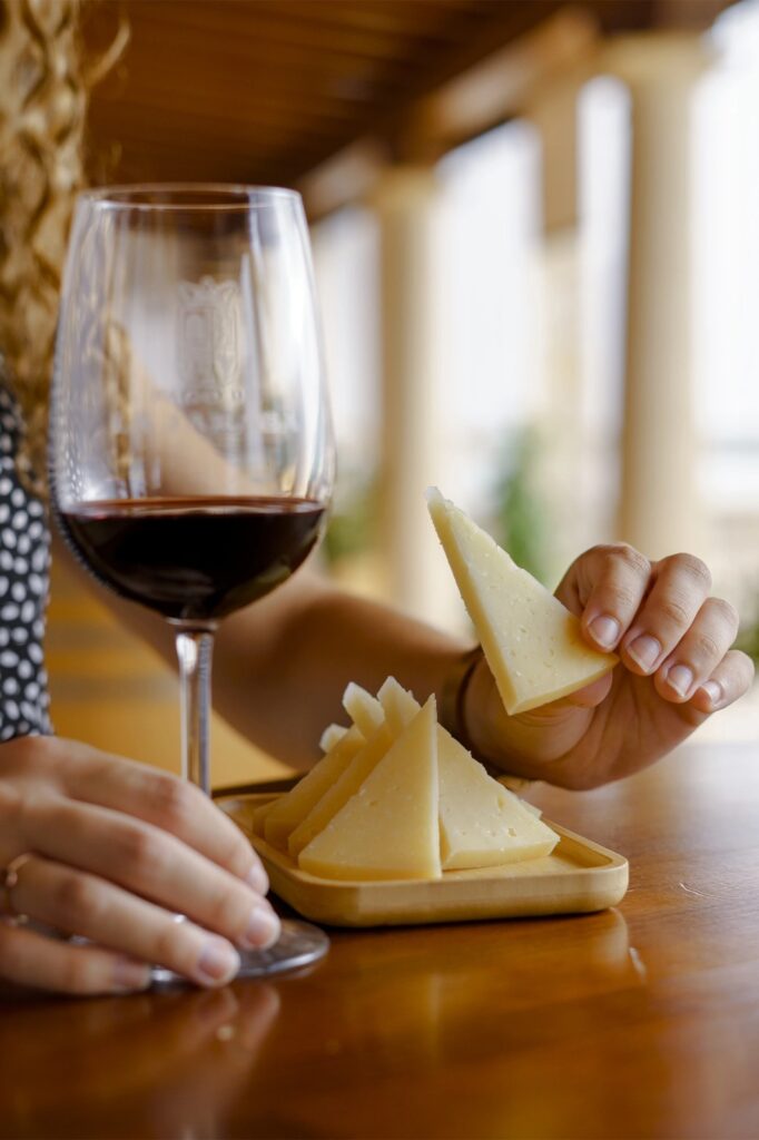 La alojamiento rural La Moravieta te permite disfrutar de excelentes catas de vino y quesos de la zona muy cerquita de nuestro alojamiento sin necesidad de desplazarte en coche. El encanto de vida rural y excelentes productos.