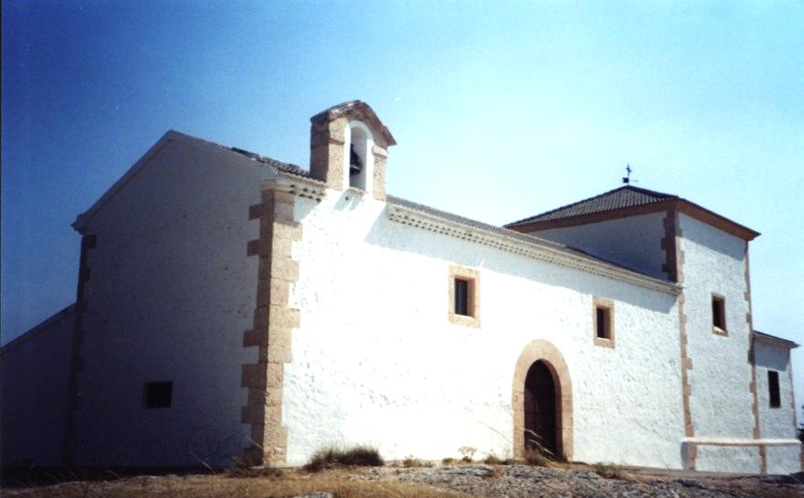 Vista exterior de la Ermita de Nuestra Señora de la Cabeza en Pozoamargo, un lugar de interés turístico y cultural cerca de la casa rural La Amorevieta en Cuenca